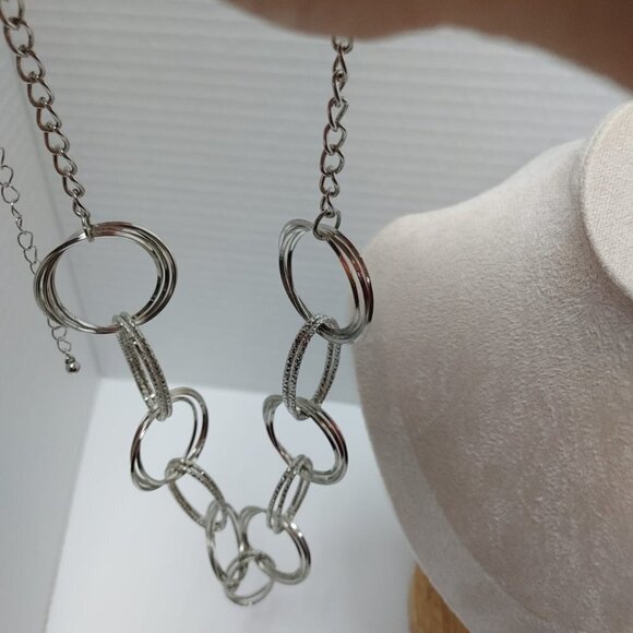 ⭐️3/$30 Hammered Link Silver Tone Necklace Modern Classic doble Large Circles - Picture 2 of 5